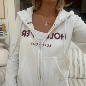 Hollister zip - En zip från Hollister i storlek XS. Tröjan bedöms vara i mycket fint skick. Jag skickar ditt köp inom 24h. Se liknande zip i min profil! 