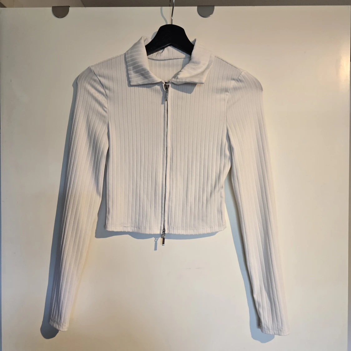 Vit ribbad croppad kofta med dragkedja