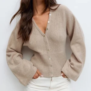 Kofta - Intressekoll på dessa helt nya och eftertraktade koftorna från Gina tricot innan de skickas tillbaka. Alla är i storlek S, som är helt slutsålt på hemsidan. Säljer för 450kr styck!🤍