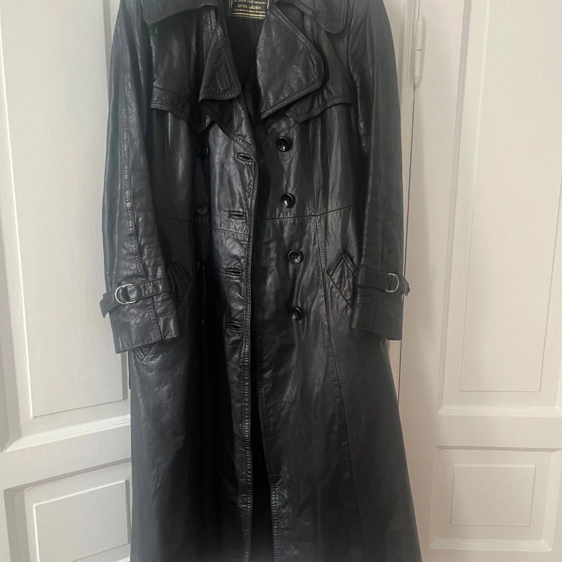 Svart lång skinn trenchcoat