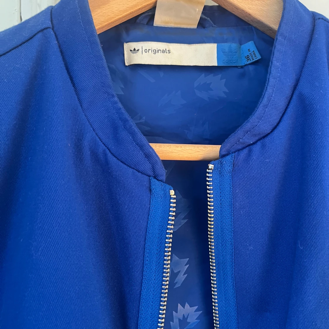 Blå bomberjacka från Adidas Originals - 2