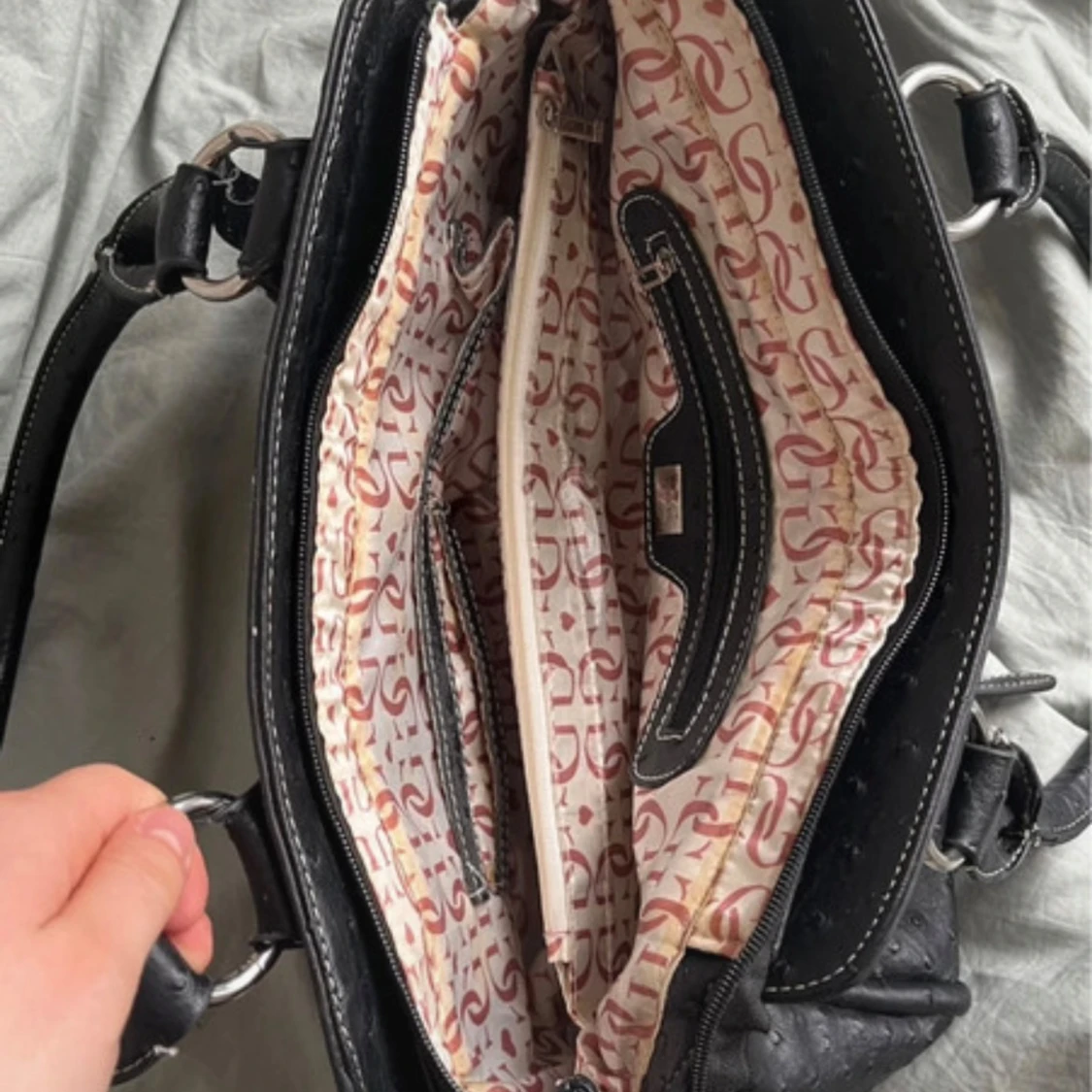 Svart handväska med nitar från Guess - 2