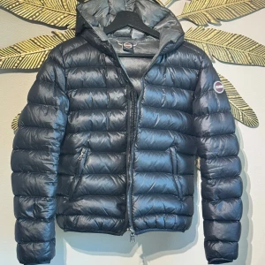 Colmar Jacka Svart - Storlek S (42/36), använd knappt 3 månader, inga skador. Finns på Stillingsön/Orust.