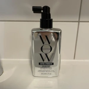 Color Wow Extra Strength Dream Coat - Color Wow Extra Strength Dream Coat 200ml. Endast använd en gång, så den är nästan full. Det är en hårprodukt man använder för att skydda mot friss och få ett glansigt hår. 