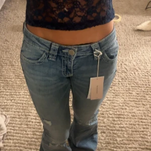 Blå bootcut jeans - Säljer de slutsålda jeansen från gina 14+. Aldrig använda endast testade!💘💕
