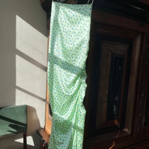 Sommardröm från Zara - Sommardröm från Zara, ljusgrön med blåa blommor! Mycket bra skick! Korsad i ryggen med dragkedja och en liten slit💕