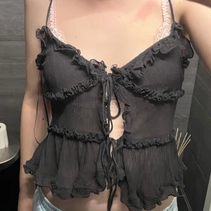 Jätte vackert svart linne!  - Svart linne från Zara! Använd typ två gånger! Skriv om du har frågor! 🥰❤️