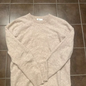 Kashmir tröja - Tjena, säljer nu denna 100% merinoull tröja eftersom den inte kommer till andvändning. Knappt andvänd skick 9/10 storlek XS. Kom privet för frågor🙏