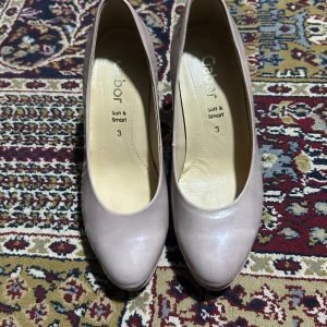 Ljusrosa pumps från Gabor - Säljer ett par ljusrosa pumps från Gabor med rund tå och hög klack. Skorna är i slätt skinn och har en klassisk, stilren design som passar perfekt till dig som gillar en feminin look. Bekväm innersula med Soft & Smart-teknologi.