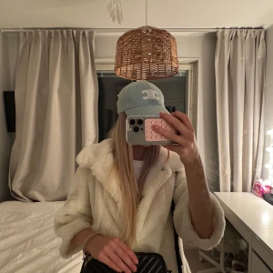 Vit pälsjacka  - Säljer en vit pälsjacka den är i ett bra skick och perfekt nu till hösten priset går att diskutera men helst ett snabbt köpt 