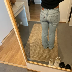 Levi's ljusblå bootcut jeans -  ljusblå Levi's jeans 