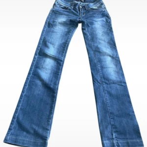 Blå bootcut jeans från Rymosche - Snygga blå jeans från Rymosche med bootcut passform och klassisk femficksdesign.  Dom passar en xs, om ni har frågor skriv privat! Får ej på mig dom så därav inga bilder på🩷