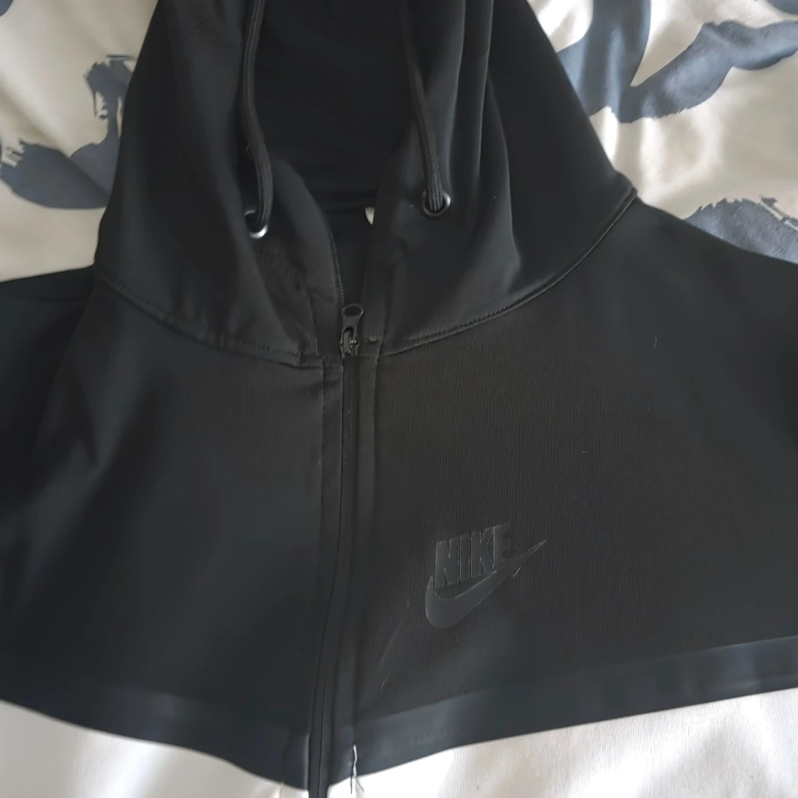 Nike svartvit hoodie med dragkedja - 1