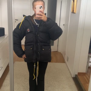 Svart dunjacka från Fjällräven - Säljer en svart, puffig dunjacka från Fjällräven. Perfekt för kalla dagar och riktigt skön. Priset är oklart så tar emot budning. Gör inga buddles.