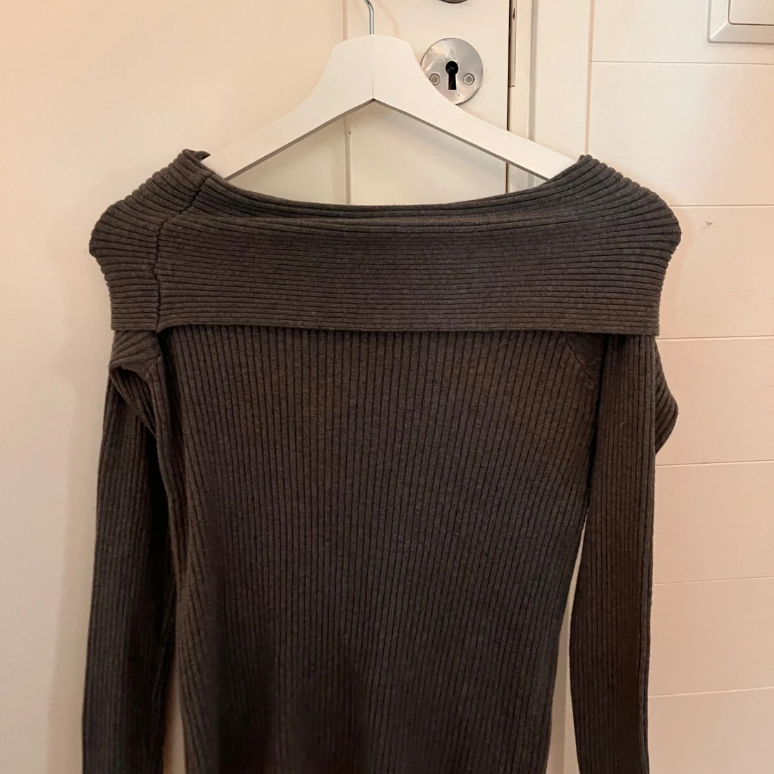Mörkgrå ribbad offshoulder tröja - 2