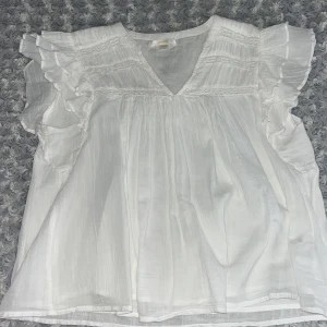 Vit blus med volang - Supersöt vit blus från Gina Tricot med v-ringning, volangärmar. Hör av dig om du vill köpa💕
