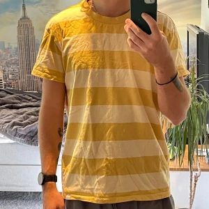 Gulrandig t-shirt från Casual Friday - Säljer en T-shirt från Casual Friday i storlek L. Sköna retrovibbar och najjs passform
