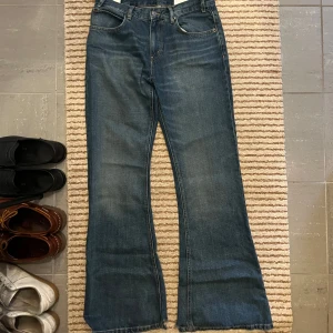 Blå flare jeans från Zara, stl 40 - Helt oanvända blå jeans från Zara i modellen Flare Fit.