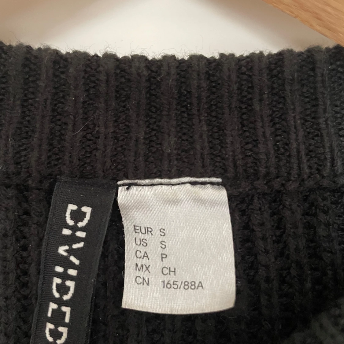 Svart croppad stickad tröja Divided - 1