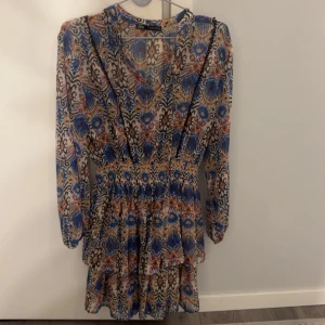 Mönstrad kortklänning från Zara - Superfin klänning med ett vackert mönster och v ringning. 