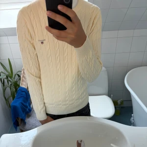 Gant Kabelstickad tröja - Tja! Säljer en as skön kabel tröja från Gant. Otroligt bra passform på dessa och fin färg (cremevit). Hör av dig vid minsta fundering!