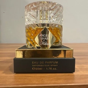 Angels' Share Eau de Parfum - Lyxig parfym från Kilian, Angels' Share, i en elegant 50ml flaska. Tillverkad i Frankrike. Perfekt för dig som vill sticka ut med en exklusiv doft och snygg design.