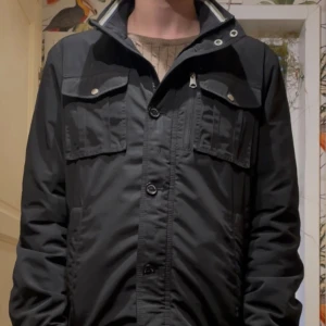 Svart Fieldjacket från J.Lindeberg - Äntligen är den här ! Svart field jacka från J.lindeberg i oerhört bra skick ✅perfekt inför våren och även till vintern! Skicka till mig om det är minsta lilla fråga, priset är inte hugget i sten ! 🫡