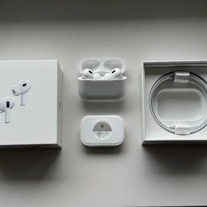 AirPods Pro 2nd Gen - Hörlurarna är i fint skick. Snabb och smidig affär utlovas.