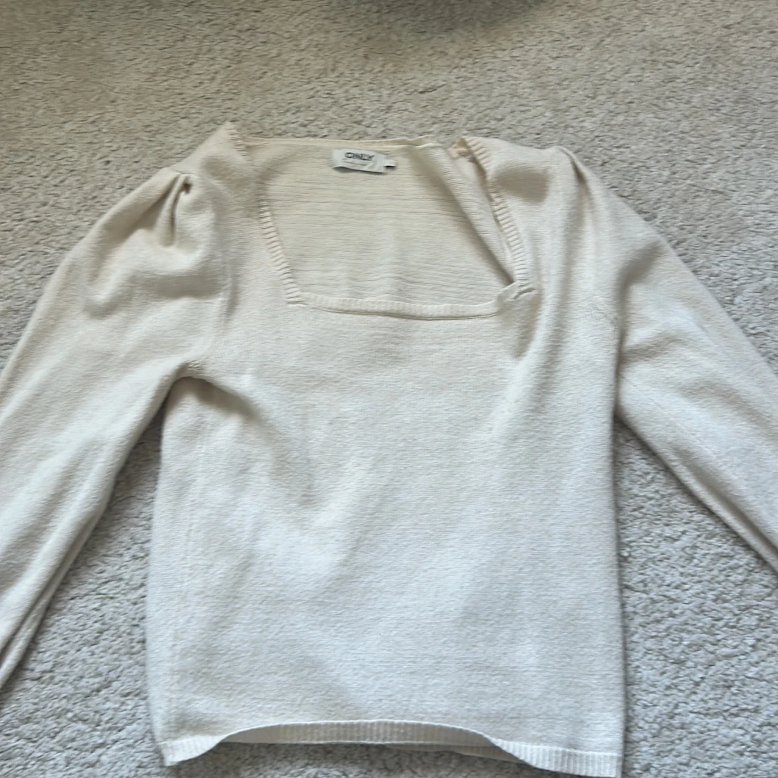 Beige stickad tröja från ONLY