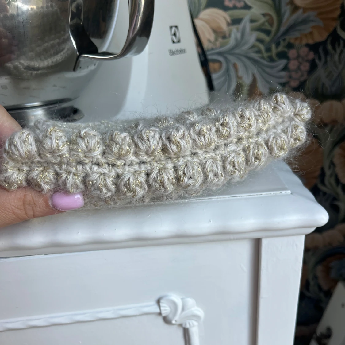 Handvirkad beige handväska med guld-glitter - 2