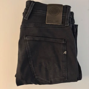 Svarta Replay jeans  - Svarta replay anbass jeans. Jeansen är tillverkade i stretchigt bomullsmaterial. De är i mycket bra skick. Storleken är W28 L32