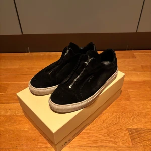 Axel arigato clean zip 90 - Säljer mina arigatos som jag för det mesta använt under moppe tiden(sista bilden är från växelspaken) utöver de inga defekter. Storlek 42. Låda och dustbag medföljer. Vill bli av med dem snabbt så kom med vettiga bud. Hör av er vid funderingar! /Algot