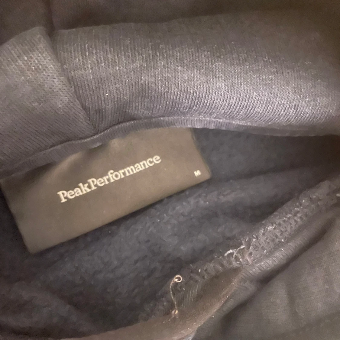 Mörkblå hoodie från Peak Performance - 1