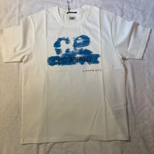 C.P. Company t shirt  - CP company tisha som har kvar tagen. Storleken är M och passar bra på modellen som är 179 65kg. Skickar samma dag/dagen efter eller möts upp i Sthlm 🔥🔥🔥