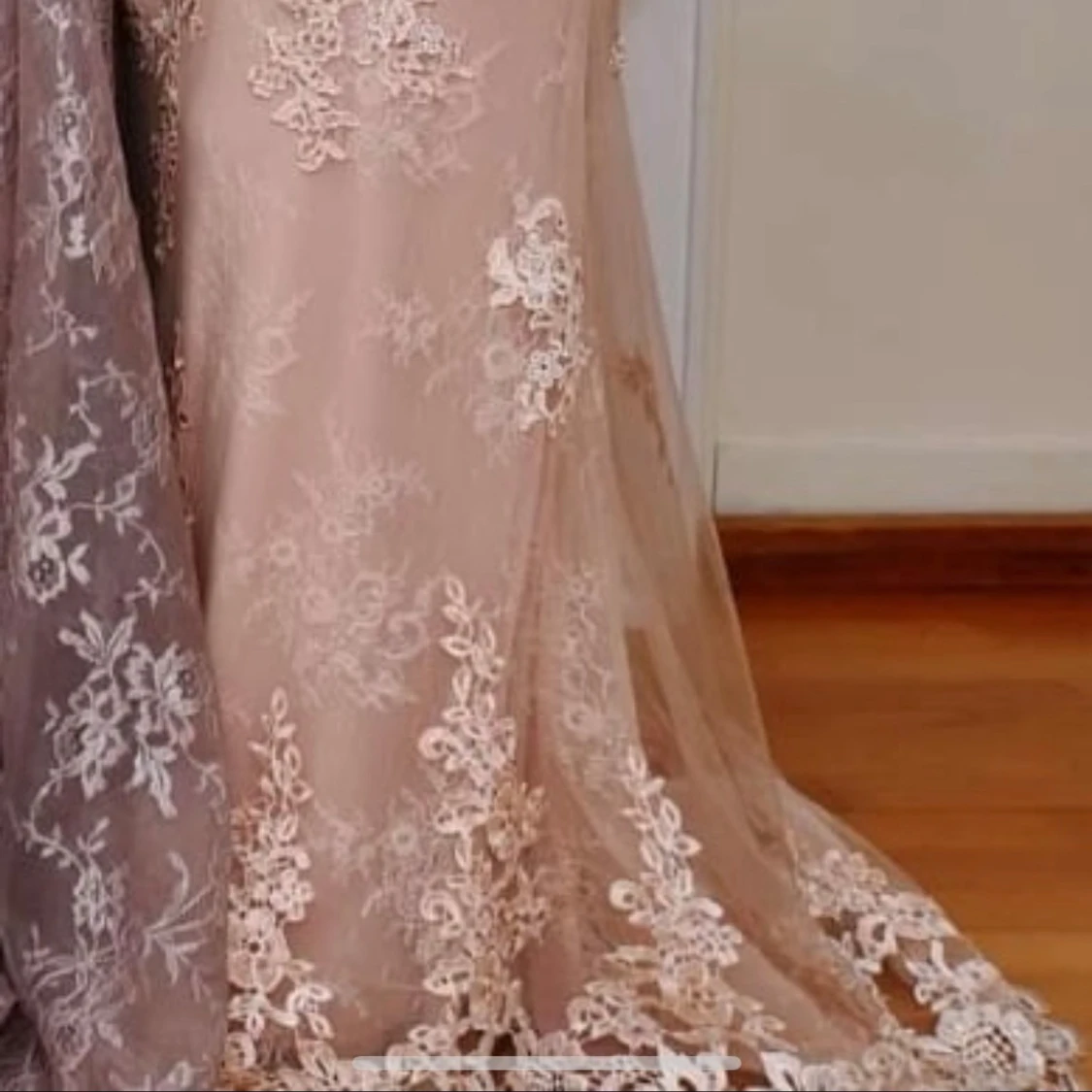 Lång ljusrosa spetsklänning - 1