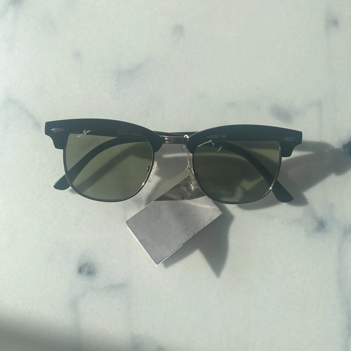 Svarta Ray-Ban Clubmaster solglasögon