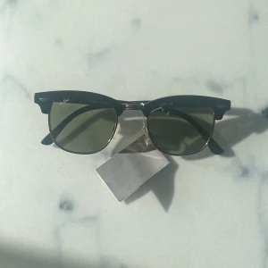Svarta Ray-Ban Clubmaster solglasögon - Snygga Ray-Ban Clubmaster solglasögon helt nya 