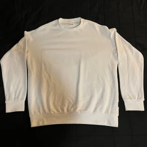 Vit sweatshirt från Yourturn - En stilren vit sweatshirt från Yourturn med rund halsringning och långa ärmar. Tröjan är aldrig använd!