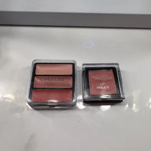 Lipgloss trio & Lip Primer set - Säljer ett set med tre läppglans i nude, rosa och röd nyans i en smidig plastask samt en Lip Primer från The Color Workshop i en fyrkantig förpackning. Perfekt för att få snygga och återfuktade läppar med extra hållbarhet.