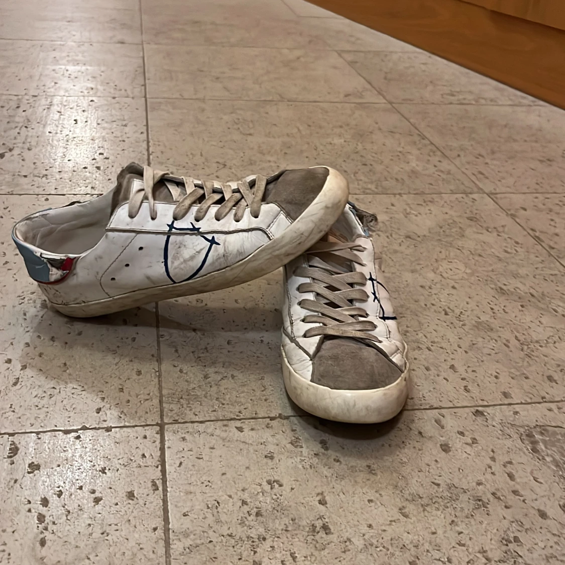 Vita och grå sneakers med blå detalj - 2