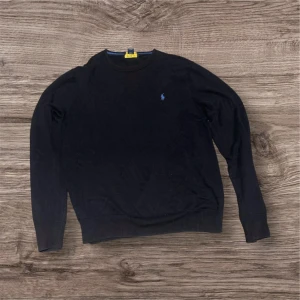 Svart tröja från Polo Ralph Lauren M - Klassisk svart tröja från Polo Ralph Lauren i bomull. Nypris 1499kr