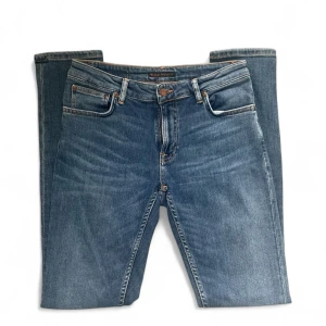 Blå Nudie Jeans - Snygga blå jeans från Nudie Jeans i nyskick. |Storlek 30/32. | Pris kan diskuteras vid snabb affär!!