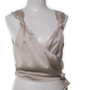 Festtopp från Zara - Säljer en champagnefärgad omlottopp från Zara. Perfekt för fest, hör av dig vid frågor ❤️❤️