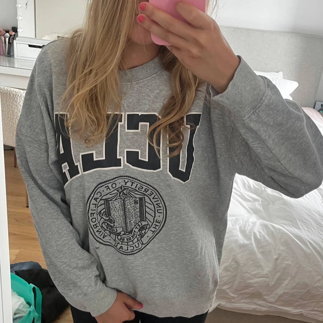 Grå UCLA sweatshirt i oversized modell - 3