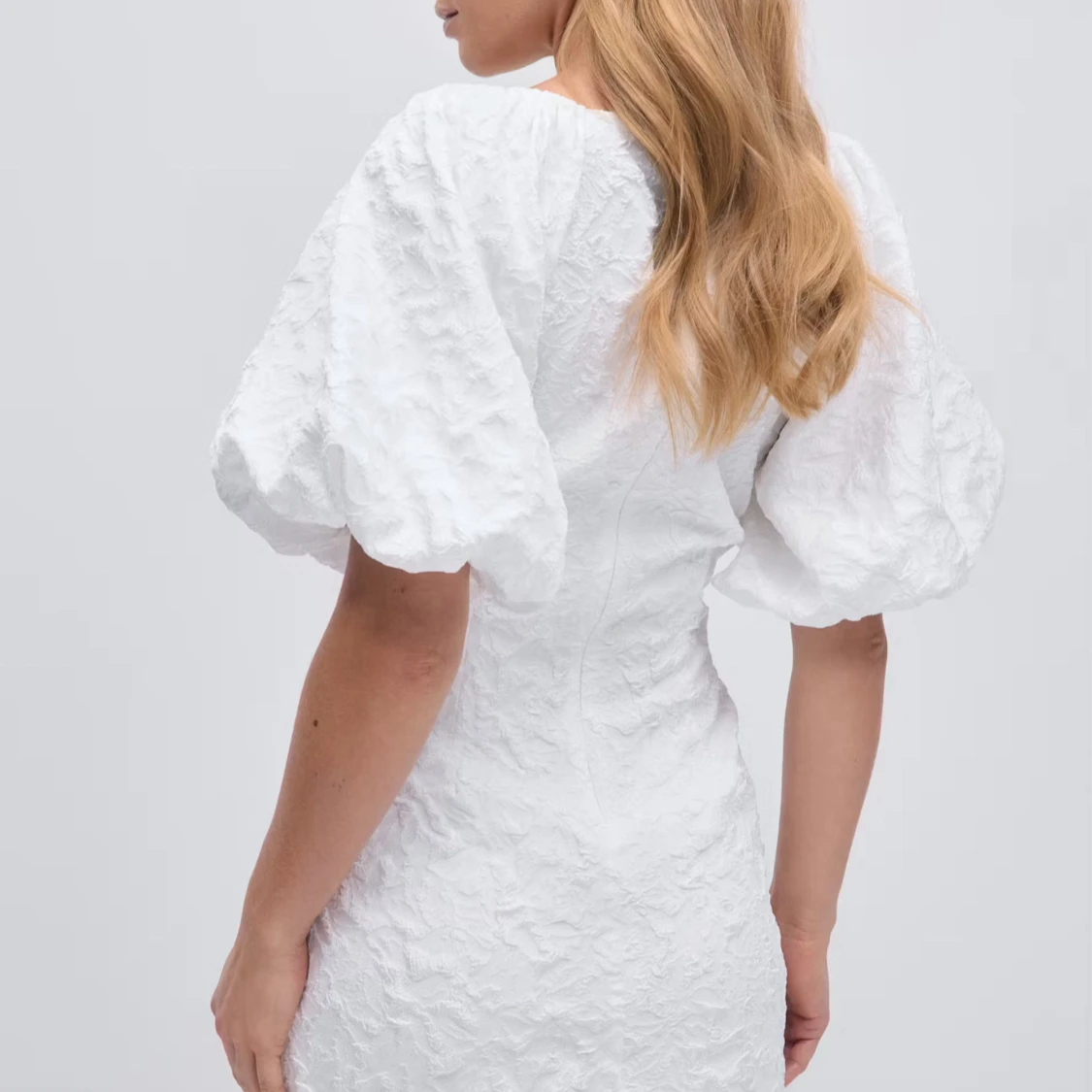 Vit kortklänning med puffärmar - 1