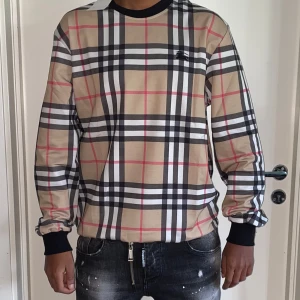 Burberry tröja strl L - Storlek L. Helt ny. Fin replika med grym kvalitet.modellen 175cm väger 67 kg,Bär L på bilden . Pris : 899kr, först till kvarn som gäller 