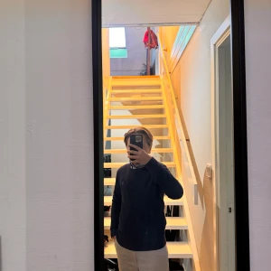 Mörkblå sweatshirt från Gant - Säljer en stilren mörkblå sweatshirt från Gant med broderad logga på bröstet. Tröjan har rund halsringning och långa ärmar. Insidan har en mjuk känsla och kragen har en snygg randig detalj i rött, vitt och blått. Jag har storlek 164 vanligtvis och den här passar mig men är lite i minsta laget.