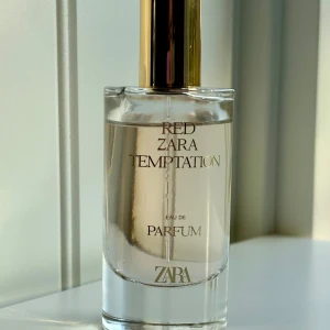 Zara Red Temptation 50 ml - Zara Red Temptation, 50 ml. Knappt använd, bilketbsyns på bild. Kommentar originalförpackningen. Givetvis förvarad mörltnoxh svalt.