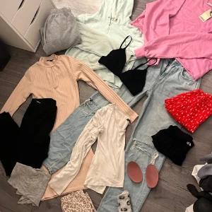 klädpaket allt för 80 kr - passar s, finns nån defekt men de mesta är nytt/oanvänt!💞 