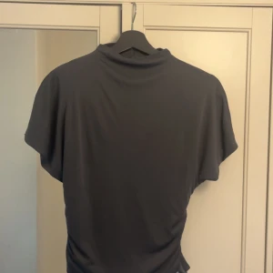 T shirt från zara - Grå t shirt från zara i xs. Den har nån typ av vaddering vid axlarna men det syns inte, har inte kollat hur vadderingen sitter fast men går säkert att ta bort om man skulle vilja det.💕